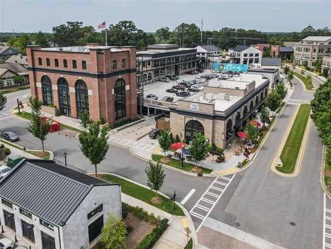 Building Photo - 490 Sherman Oaks Way