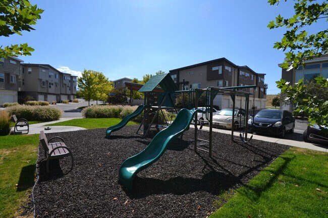 Building Photo - Modern 3 Bedroom 3 Full Bathroom Townhome in Midvale!!!