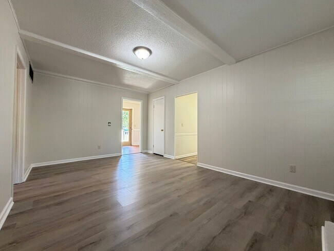 Building Photo - 121 Westview Dr