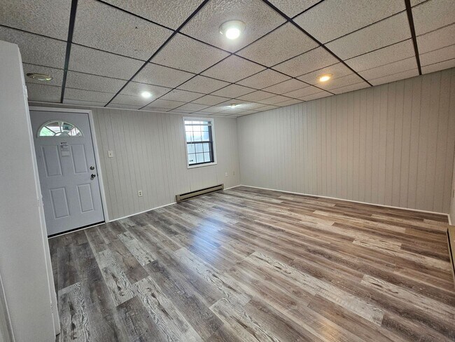 Building Photo - 3 Bedroom 1.5  bathroom End unit Townhouse near Bethlehem Catholic High School.