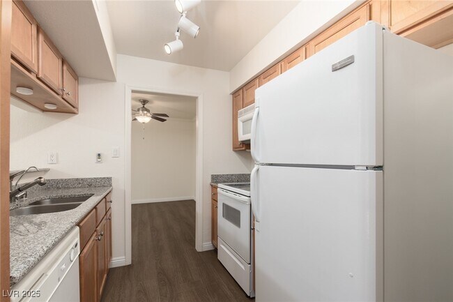 Building Photo - 753 Oakmont Ave