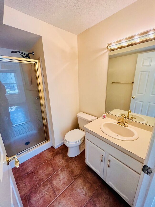 Building Photo - Two Bed, Two Full Bath Condo in Portsmouth...
