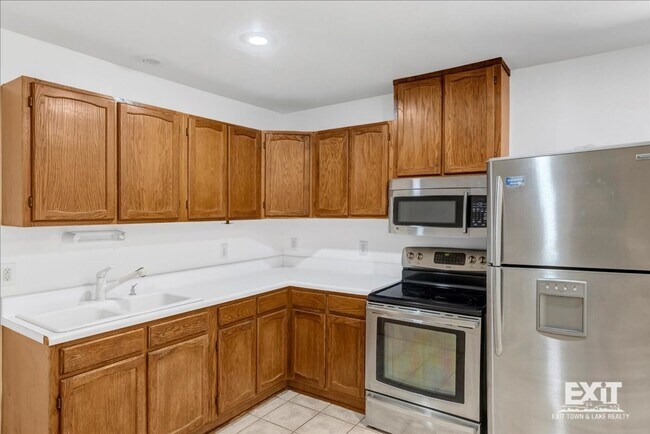 Building Photo - Amazing 4 Bedroom, 3 Bath Home With 2 Kitchens!