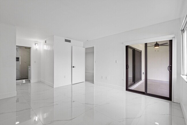 Building Photo - 510 W Park Dr