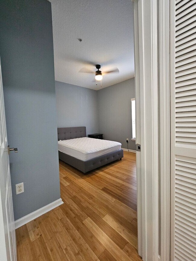 Building Photo - Top floor 3/2 unit in the gated Summer Key...