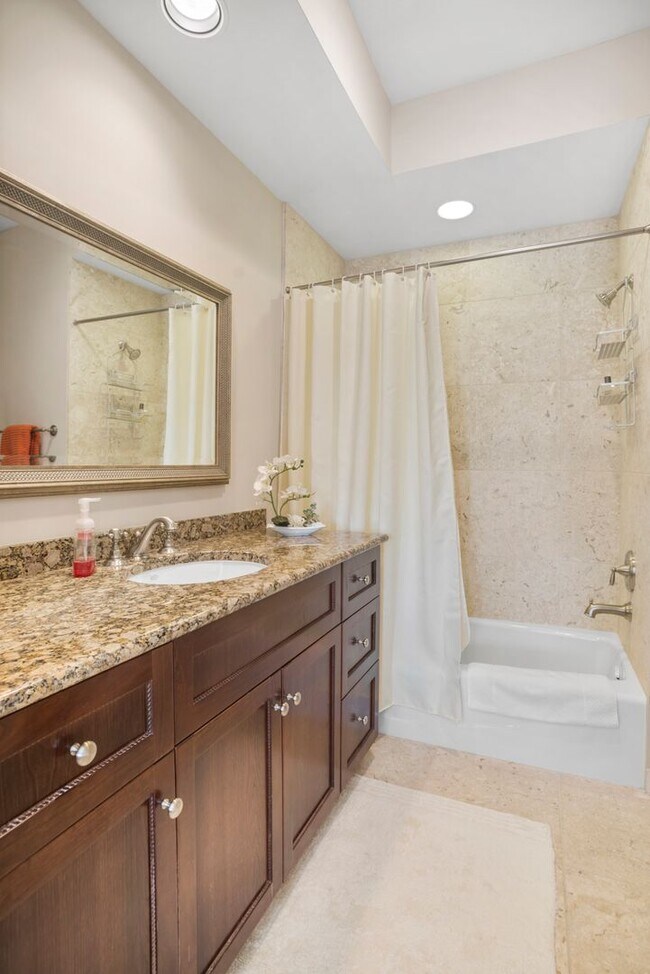 Building Photo - ** OLDE NAPLES ** 3 BED + DEN / 3 BATH - GARAGE - WALK TO BEACH & DOWNTOWN - SHORT TERM RENTAL