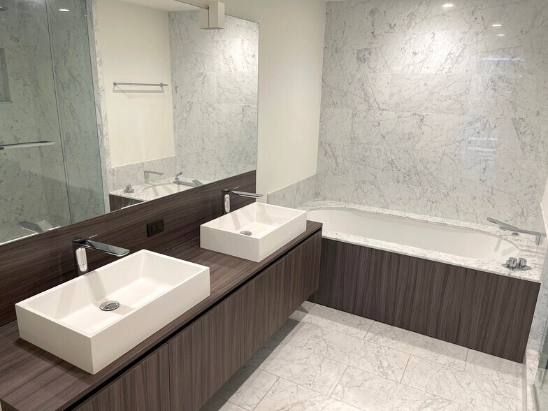 Building Photo - 1000 Brickell Plz