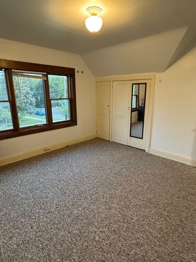 Building Photo - 849 E University Ave