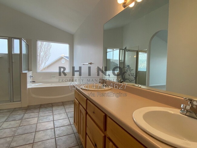 Building Photo - 8 Duchesne Cir