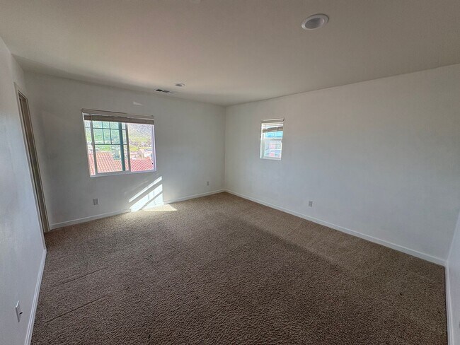 Building Photo - Stunning 5-bedroom, 3.5-bath home