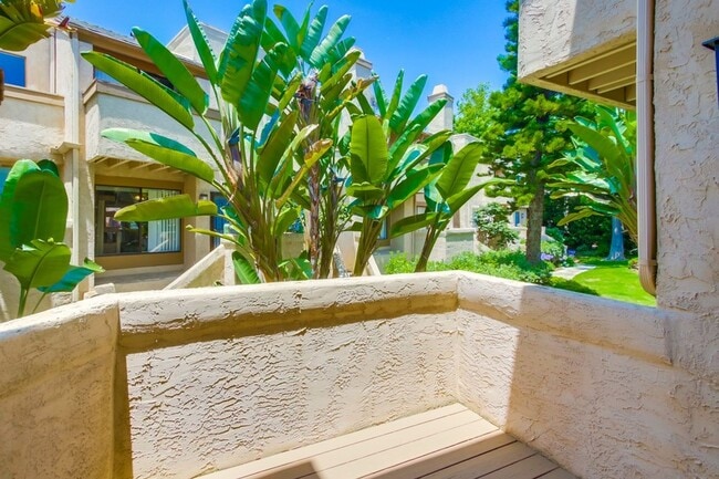 Building Photo - Spacious La Jolla Townhome in Desirable Wo...