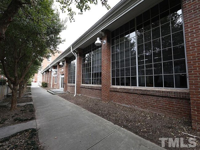 Building Photo - 807 E Main St