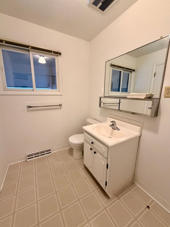 Building Photo - Vintage Home in an unbelievable location