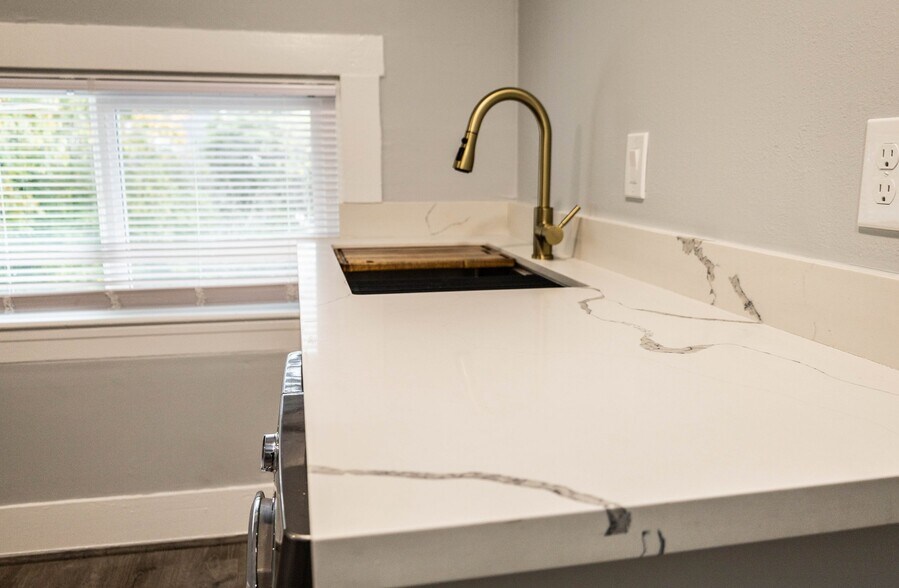 Building Photo - 2402 Rucker Ave