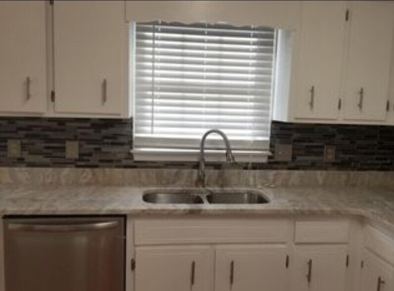 Building Photo - 900 Sumac Cir