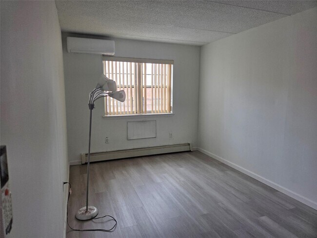 Building Photo - 832 Bryant Ave