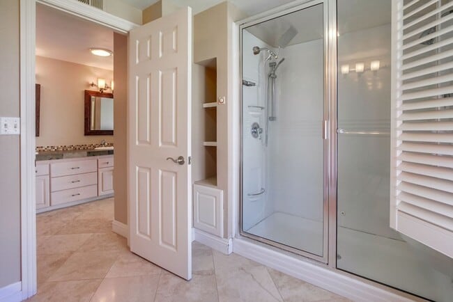 Building Photo - Fantastic ocean views in this spectacular ...