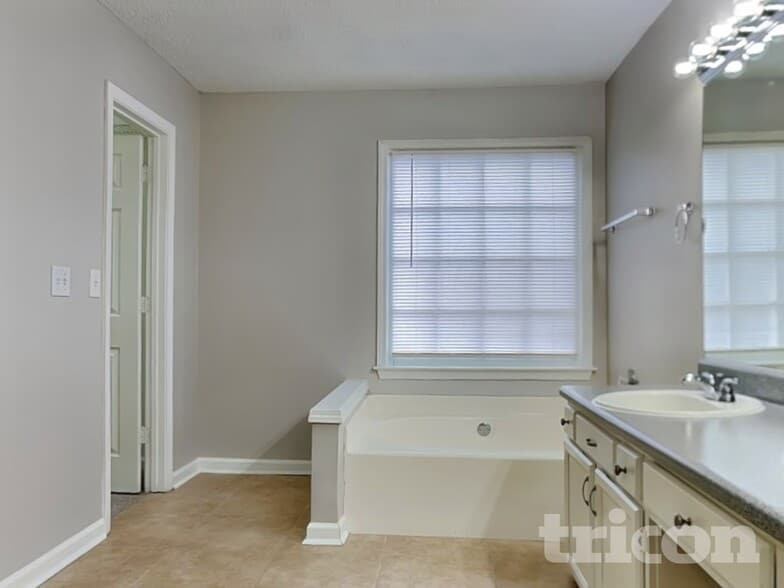 Building Photo - 2660 Binghampton Ln