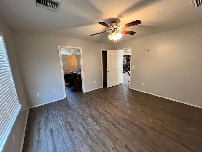 Building Photo - 4137 E Shadow Branch Dr