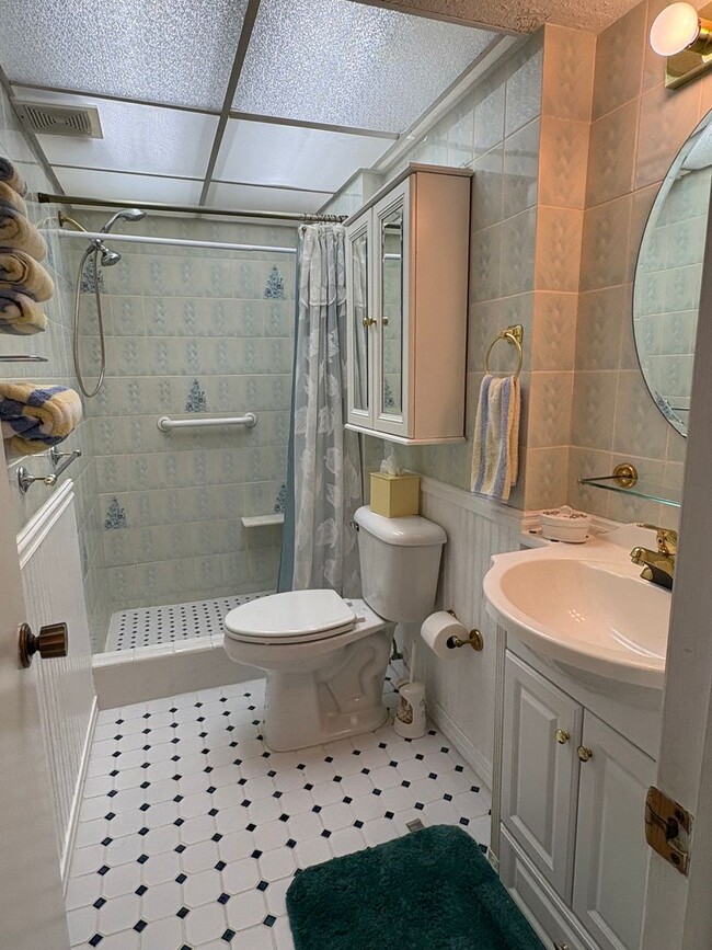 Building Photo - (55+) 2/2 Condo in the Peaceful Miles Grant Golf Course Community