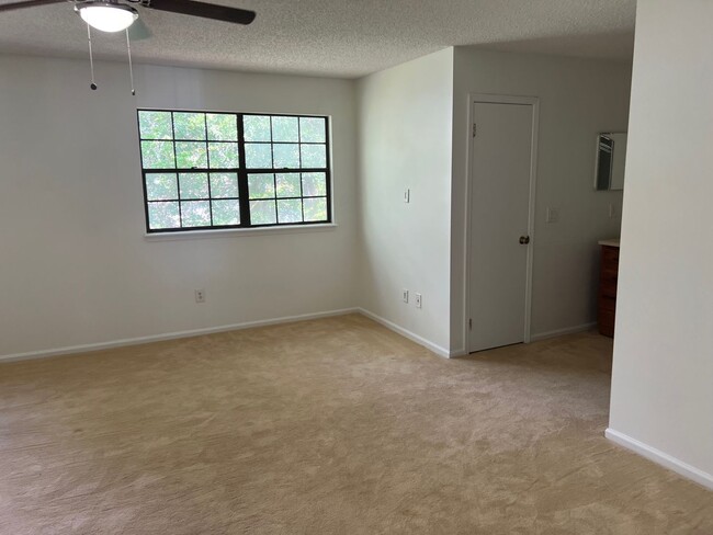 Building Photo - 3948 Meadowview Dr N