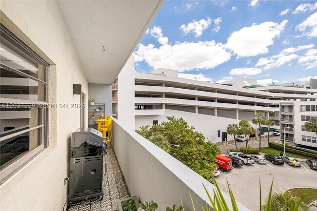 Building Photo - 1250 Lincoln Rd