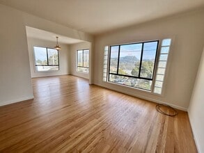 Building Photo - Spacious 2bd/1bth Upper Flat With Beautiful Views