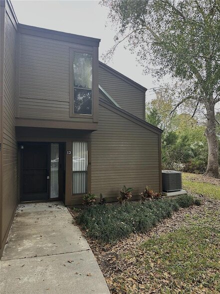 Building Photo - 13 Surrey Ct