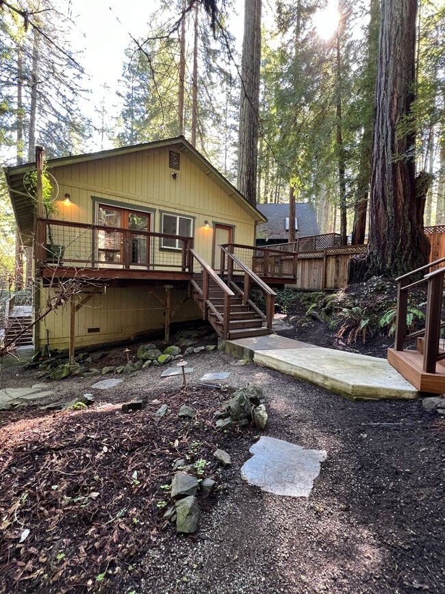 Building Photo - 2,280 Square Foot modern Three bedroom two bath multi  level home, large yard, decks, cathedral c...