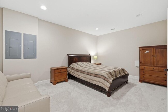 Building Photo - 2516 Villanova Dr