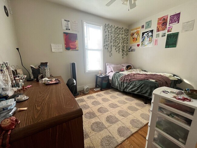 Building Photo - Beautiful Home Close to Campus