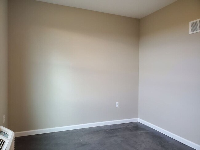 Building Photo - 3 Bedroom, 1.5 Bath Duplex