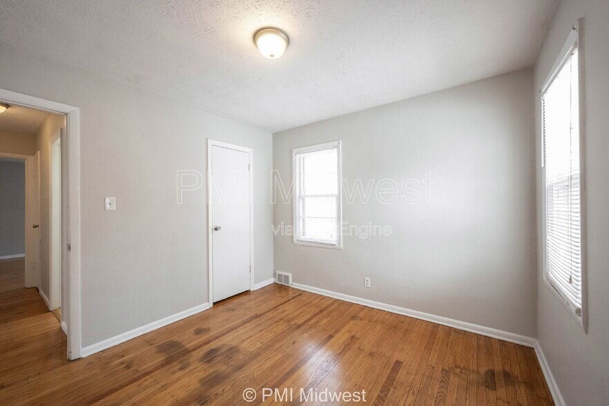 Building Photo - 5005 Indianola Ave