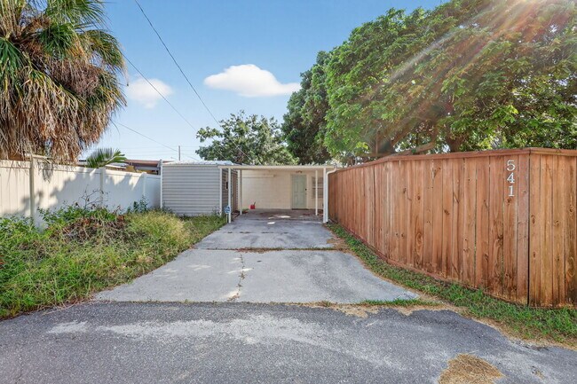 Building Photo - 541 40th Ave NE