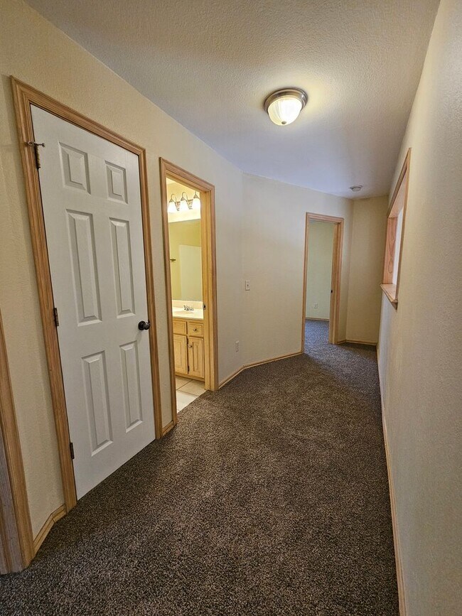 Building Photo - (4)Bed/(3)Bath in Moore w/ Shelter! Available NOW! Over 1700sqft!