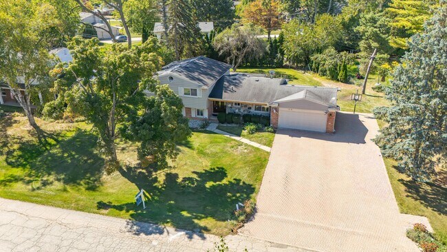 Building Photo - 2616 Douglas Dr