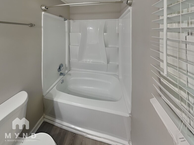 Building Photo - 907 Briar Ct