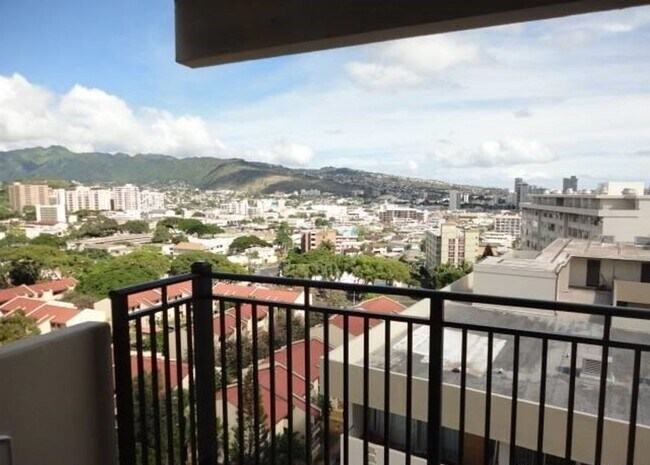Building Photo - Central Location. Penthouse Condo. Split AC