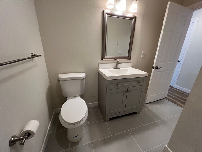 Building Photo - Recently Renovated Spacious Rambler with M...