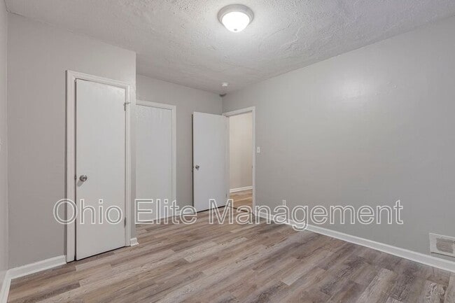 Building Photo - 987 Lilley Ave