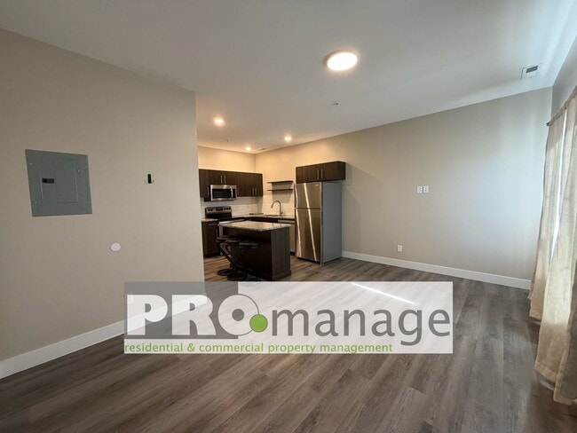 Building Photo - 2 Bd/1ba Upper-Level Apartment – Central Rexburg Location
