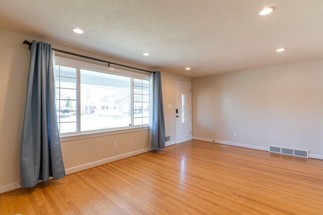 Building Photo - Welcome to this charming 3-bedroom, 2 full...