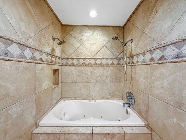 Building Photo - Beautiful 2B/2BA in the Marina w/ Newly Re...