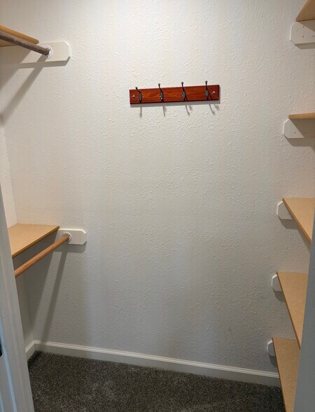 Building Photo - 544 N Old Mill Rd