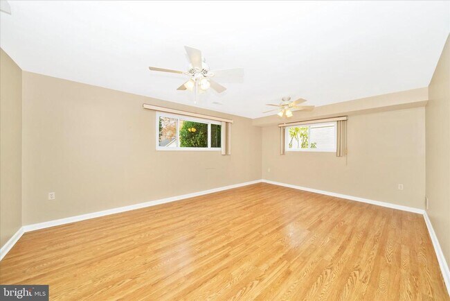 Building Photo - 3906 Montrose Dr