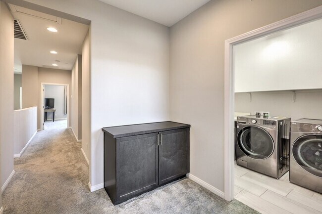 Building Photo - 1028 Via Corto St