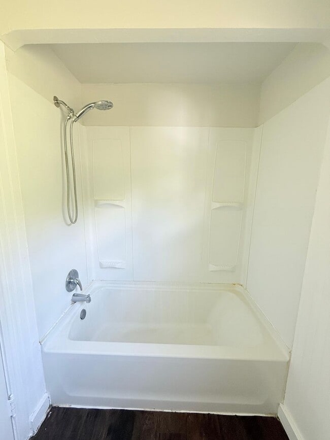 Building Photo - Beautiful Newly Renovated 2BD 1BA Home in ...