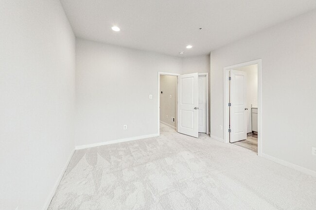 Building Photo - Contemporary 4 bedroom, 3.5 bath Open Concept Townhome!