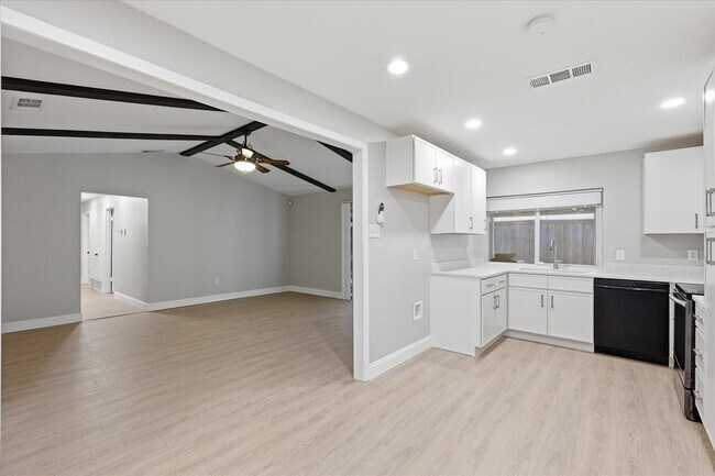 Building Photo - 2132 Bordeaux Dr