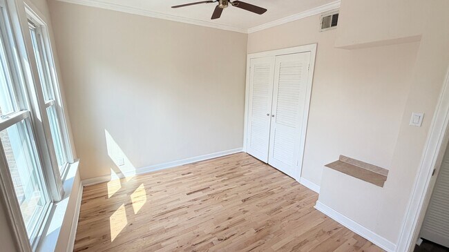 Building Photo - 5706 N Maplewood Ave